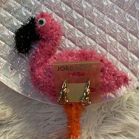 🦩NWT Pierced Style Hanging Lightweight Earring Must Have 🦩 - Picture 2 of 9